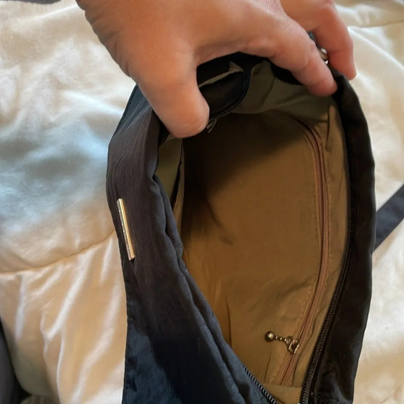 Baggallini crossbody bag Black 6 different compartments w/ flaps/zips/magnets. - Picture 8 of 15